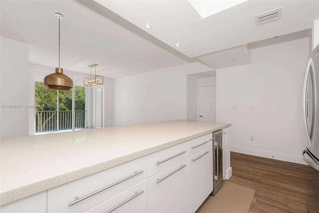 合同活跃: $380,000 (2 贝兹, 2 浴室, 1130 平方英尺)