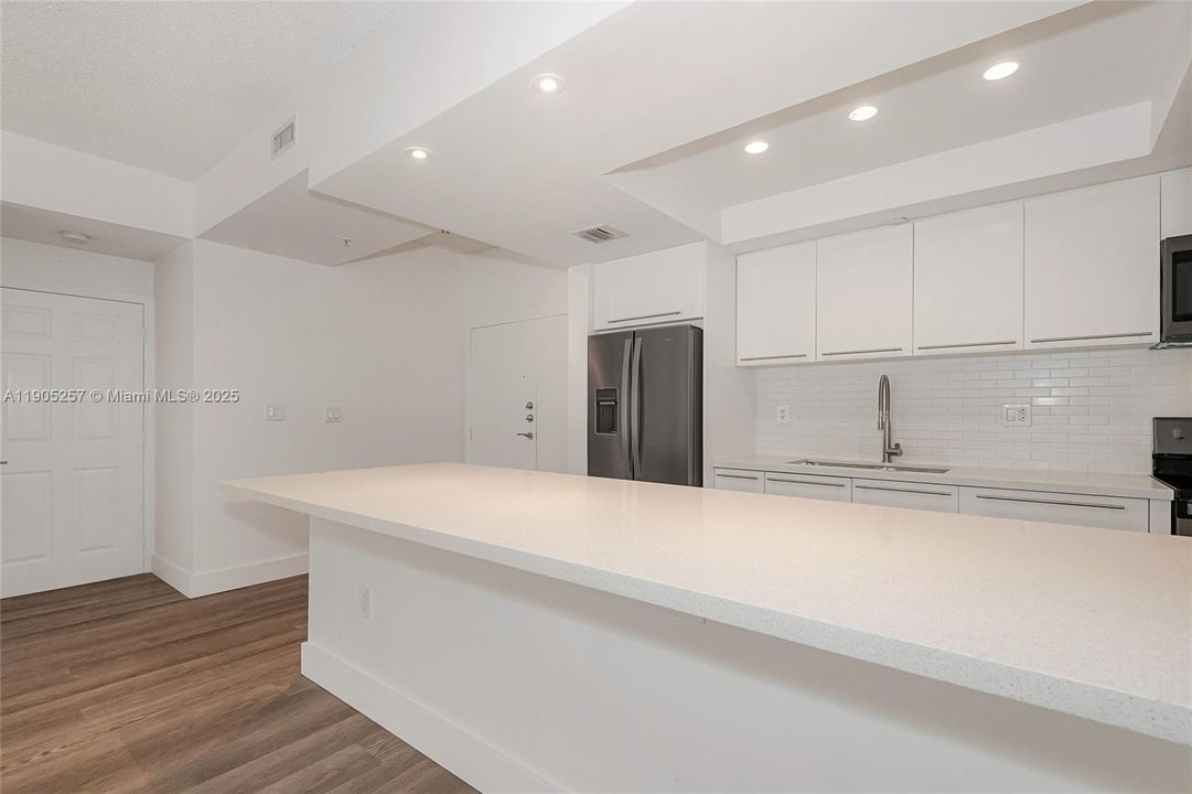 合同活跃: $380,000 (2 贝兹, 2 浴室, 1130 平方英尺)