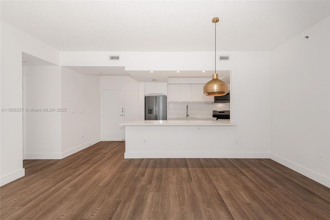 合同活跃: $380,000 (2 贝兹, 2 浴室, 1130 平方英尺)