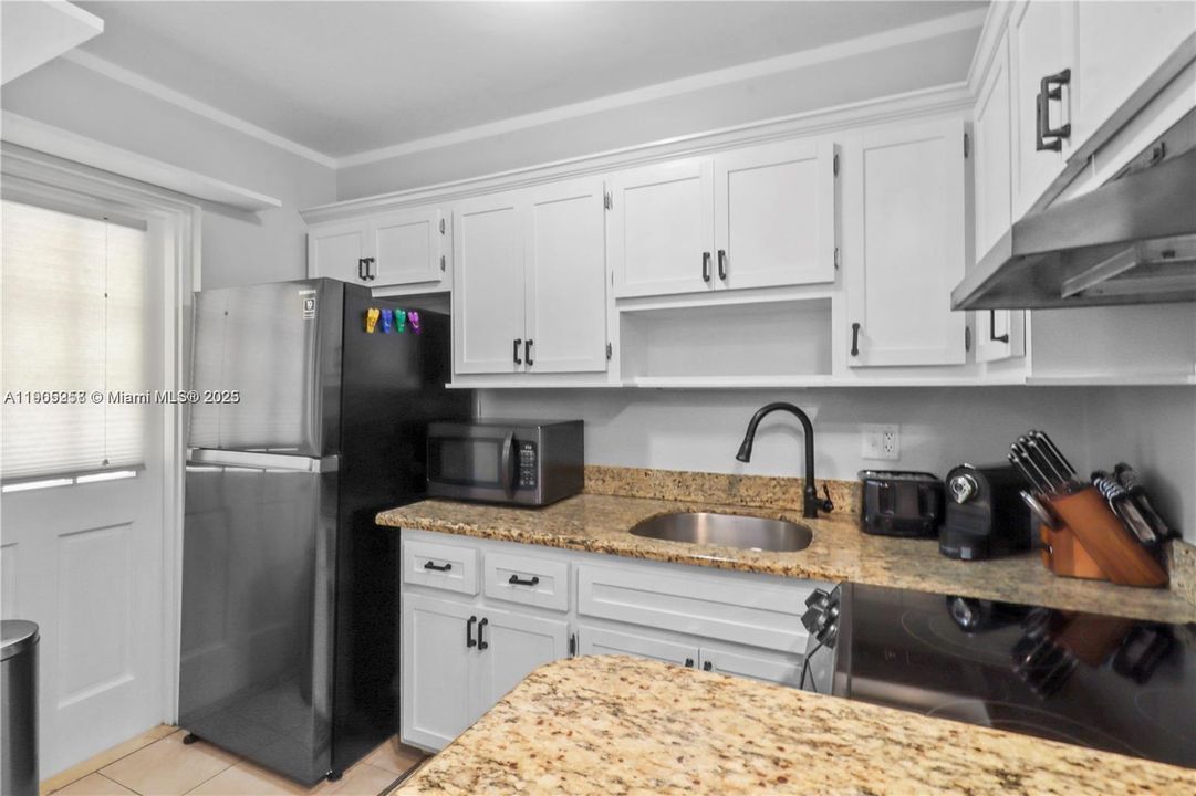 Active With Contract: $2,250 (2 beds, 2 baths, 932 Square Feet)