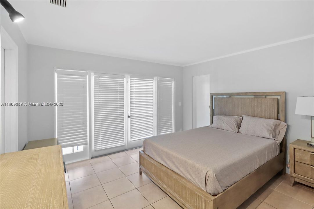 Active With Contract: $2,250 (2 beds, 2 baths, 932 Square Feet)