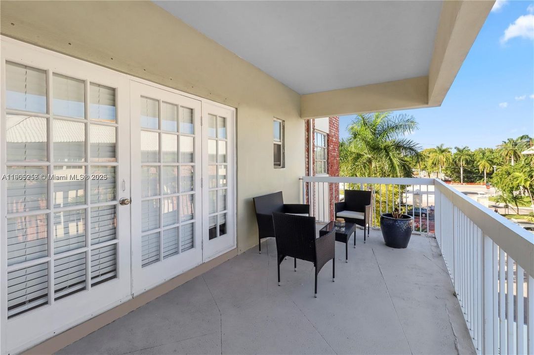 Active With Contract: $2,250 (2 beds, 2 baths, 932 Square Feet)