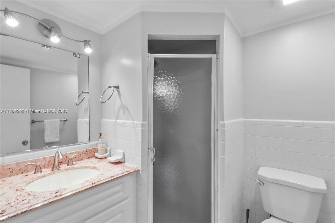 Active With Contract: $2,250 (2 beds, 2 baths, 932 Square Feet)