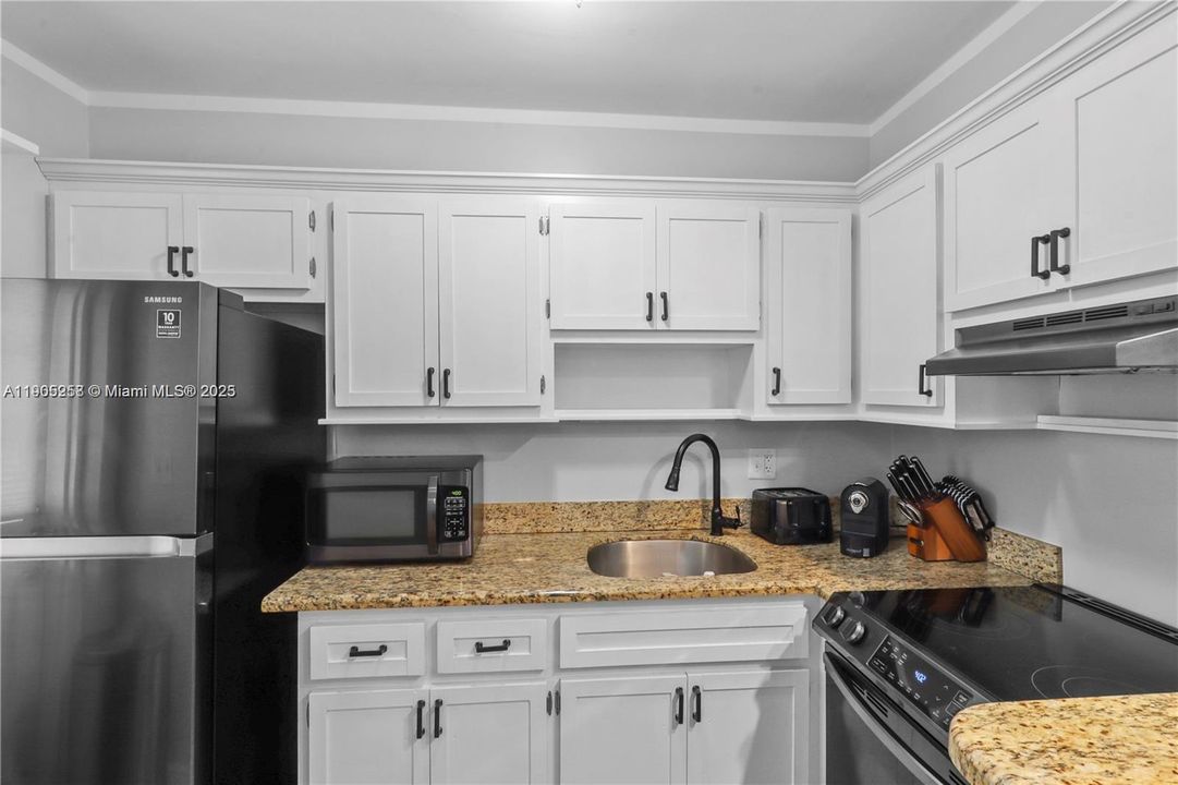 Active With Contract: $2,250 (2 beds, 2 baths, 932 Square Feet)