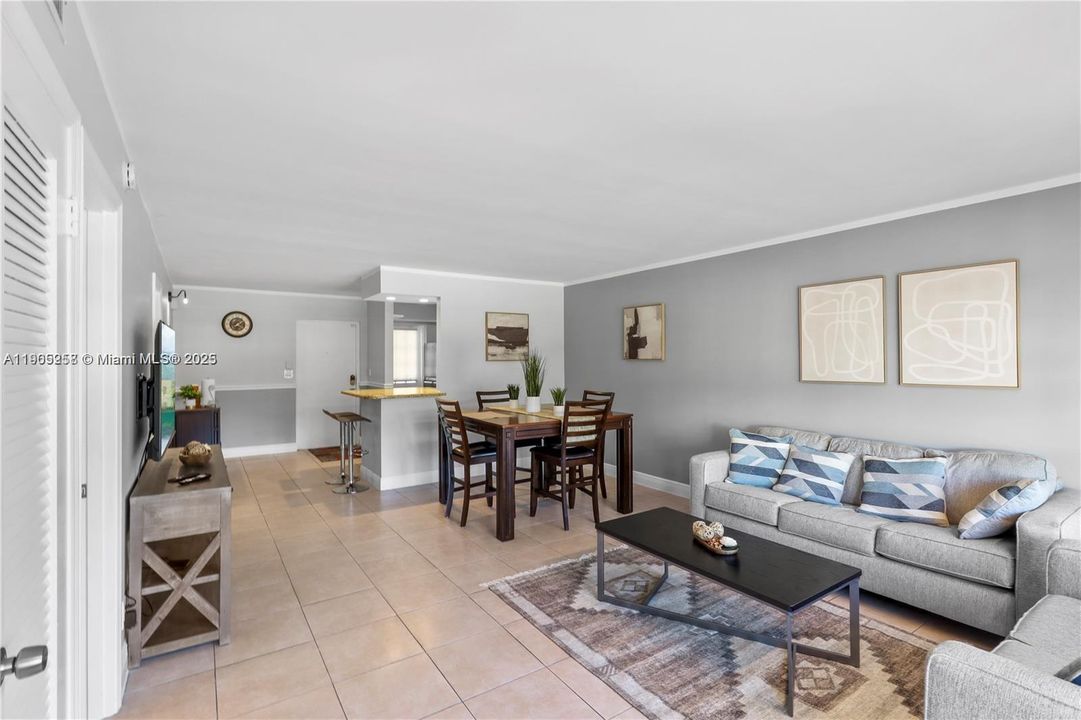 Active With Contract: $2,250 (2 beds, 2 baths, 932 Square Feet)