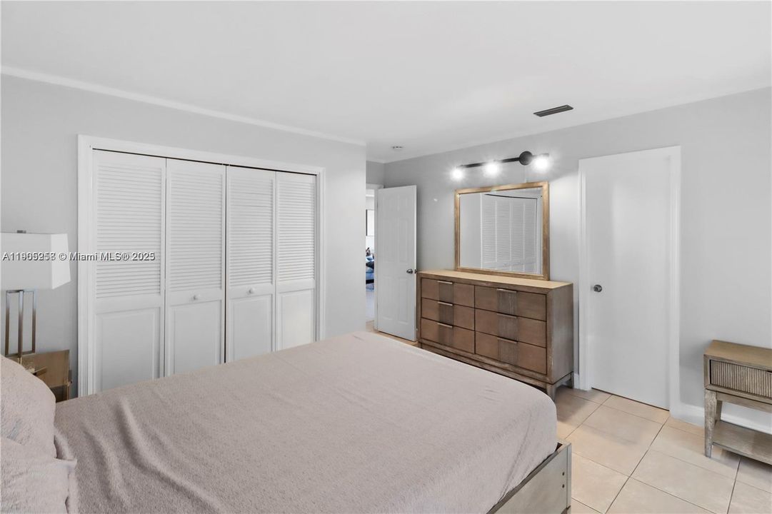 Active With Contract: $2,250 (2 beds, 2 baths, 932 Square Feet)