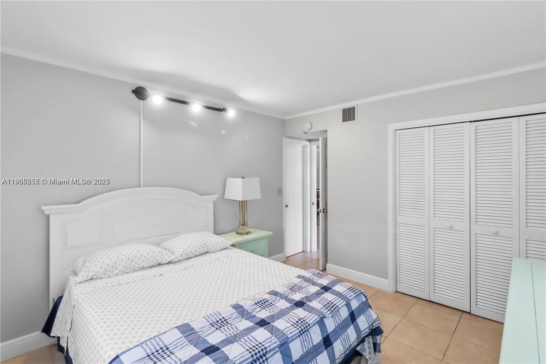 Active With Contract: $2,250 (2 beds, 2 baths, 932 Square Feet)