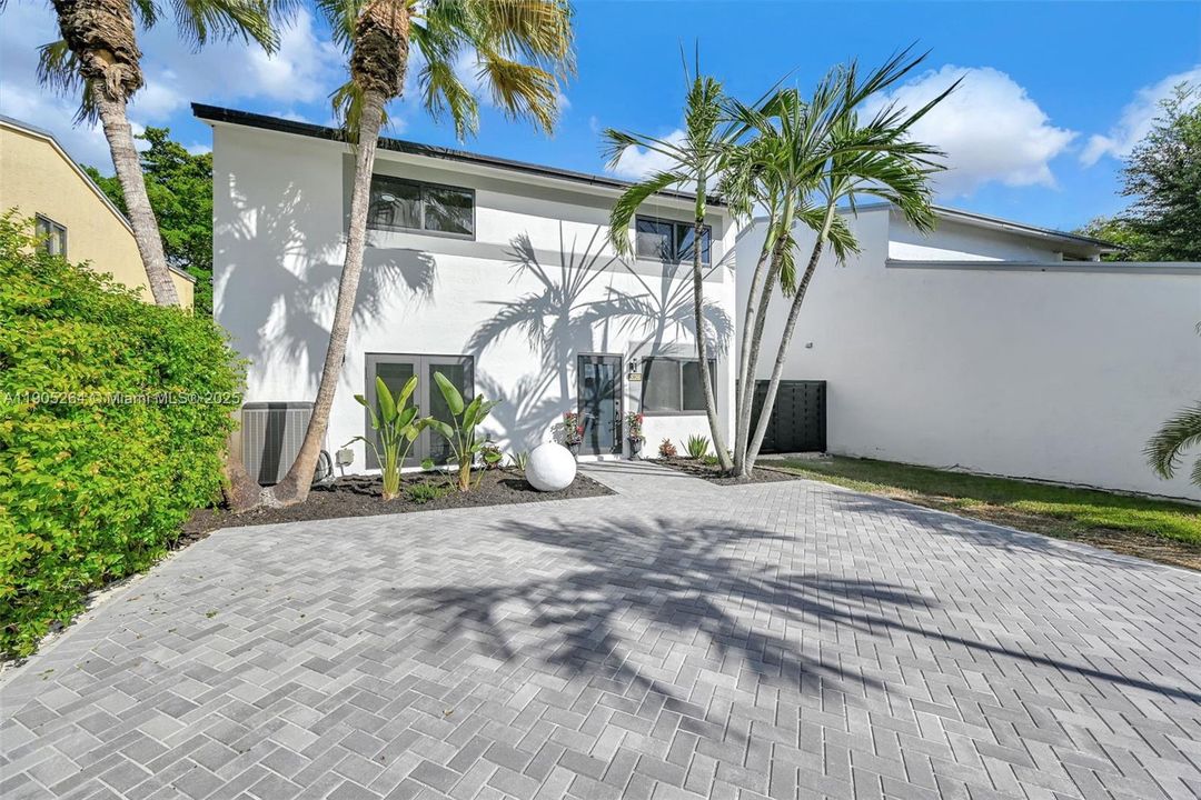 For Sale: $699,000 (5 beds, 3 baths, 2054 Square Feet)