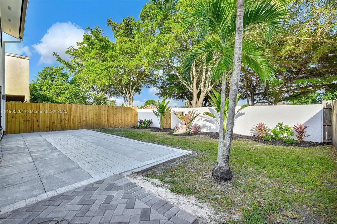 For Sale: $699,000 (5 beds, 3 baths, 2054 Square Feet)