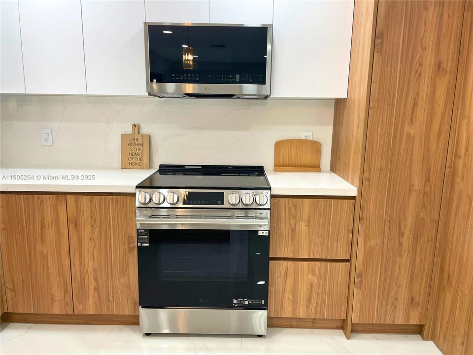 For Sale: $699,000 (5 beds, 3 baths, 2054 Square Feet)