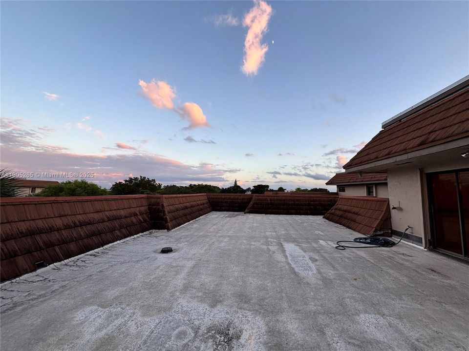 For Sale: $289,000 (2 beds, 2 baths, 1428 Square Feet)