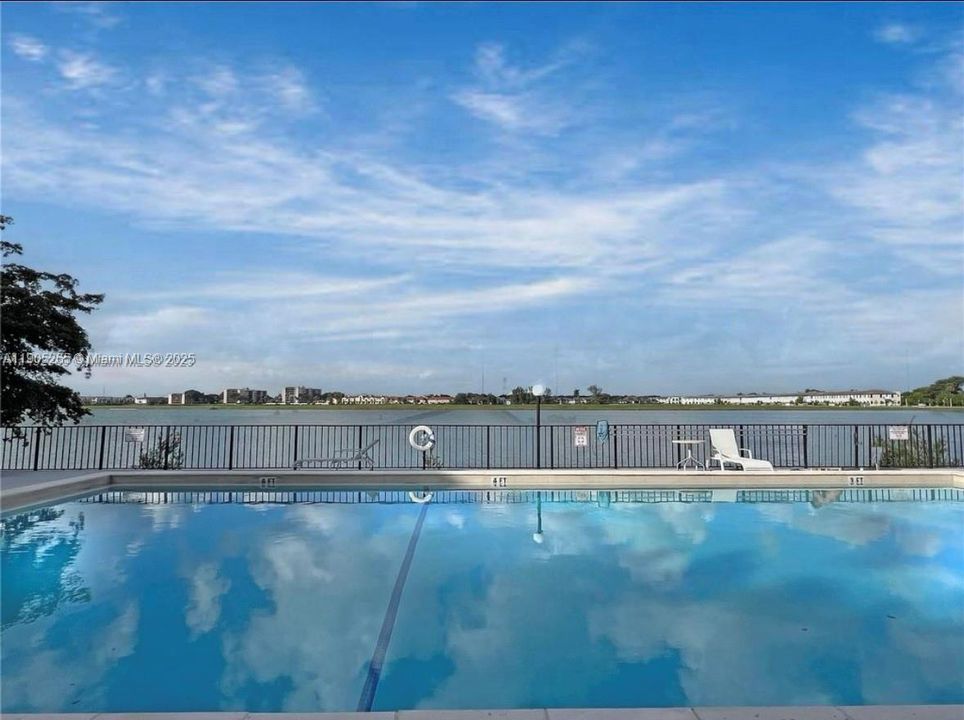 For Sale: $289,000 (2 beds, 2 baths, 1428 Square Feet)