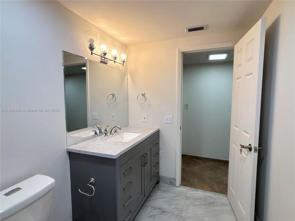 For Sale: $289,000 (2 beds, 2 baths, 1428 Square Feet)