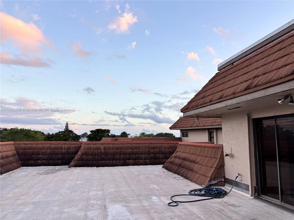 For Sale: $289,000 (2 beds, 2 baths, 1428 Square Feet)