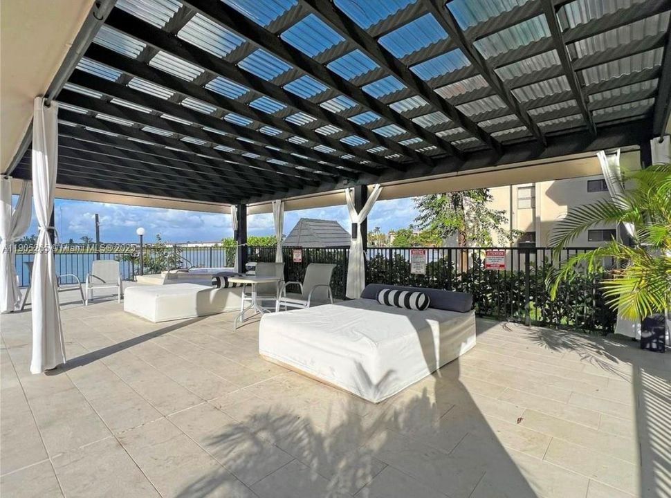 For Sale: $289,000 (2 beds, 2 baths, 1428 Square Feet)