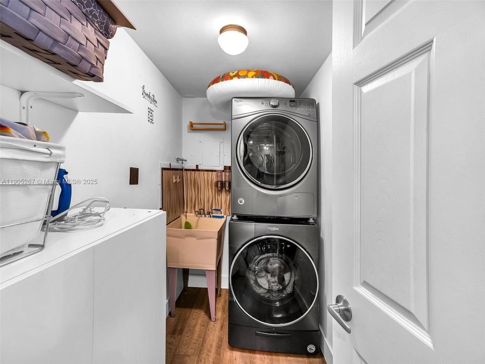 For Sale: $389,000 (3 beds, 2 baths, 1714 Square Feet)