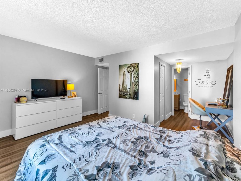 For Sale: $389,000 (3 beds, 2 baths, 1714 Square Feet)