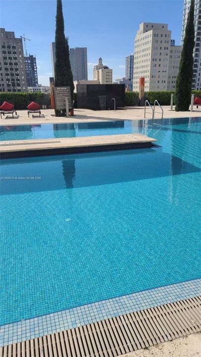 For Rent: $2,500 (0 beds, 1 baths, 567 Square Feet)