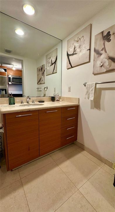 For Rent: $2,500 (0 beds, 1 baths, 567 Square Feet)