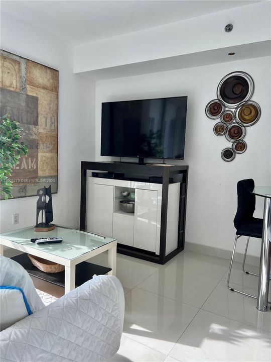 For Rent: $2,500 (0 beds, 1 baths, 567 Square Feet)