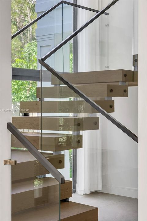 For Sale: $6,995,000 (5 beds, 5 baths, 3882 Square Feet)