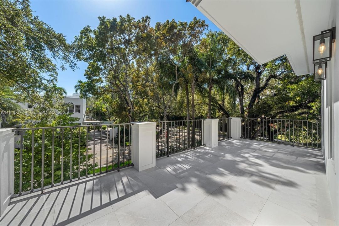 For Sale: $6,995,000 (5 beds, 5 baths, 3882 Square Feet)