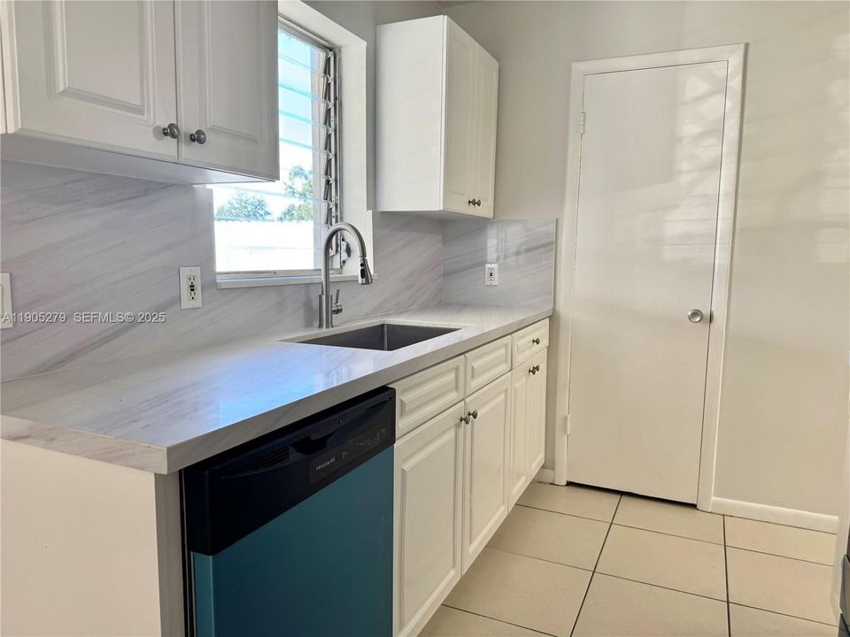 For Sale: $348,000 (3 beds, 2 baths, 1475 Square Feet)