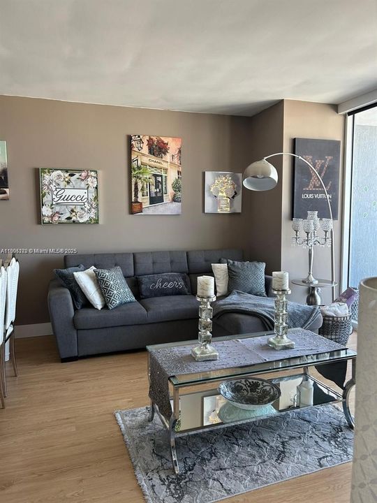 For Rent: $3,300 (1 beds, 1 baths, 800 Square Feet)