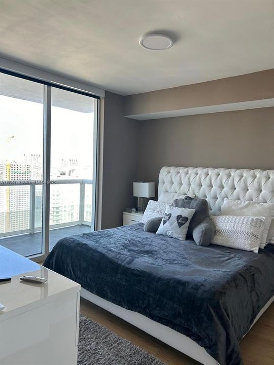 For Rent: $3,300 (1 beds, 1 baths, 800 Square Feet)