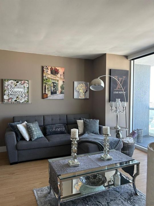 For Rent: $3,300 (1 beds, 1 baths, 800 Square Feet)