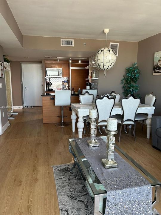 For Rent: $3,300 (1 beds, 1 baths, 800 Square Feet)