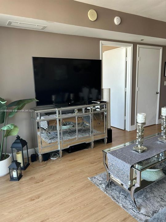 For Rent: $3,300 (1 beds, 1 baths, 800 Square Feet)