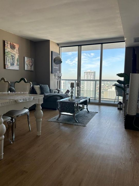 For Rent: $3,300 (1 beds, 1 baths, 800 Square Feet)