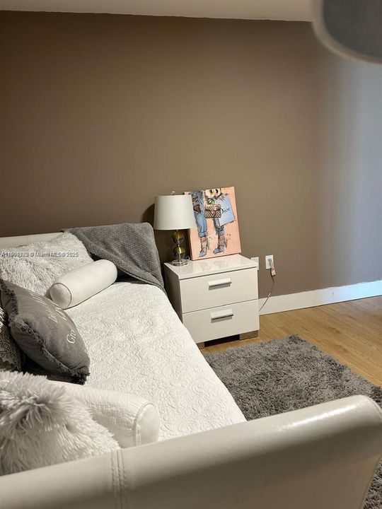 For Rent: $3,300 (1 beds, 1 baths, 800 Square Feet)