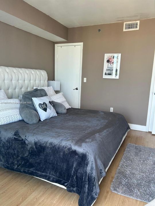 For Rent: $3,300 (1 beds, 1 baths, 800 Square Feet)