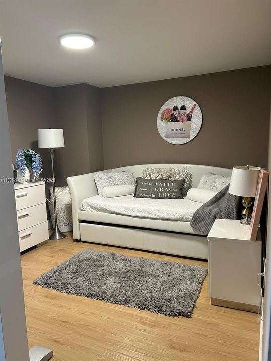 For Rent: $3,300 (1 beds, 1 baths, 800 Square Feet)