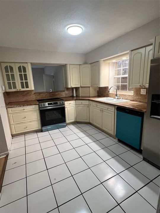 For Sale: $1,399,000 (3 beds, 2 baths, 1585 Square Feet)