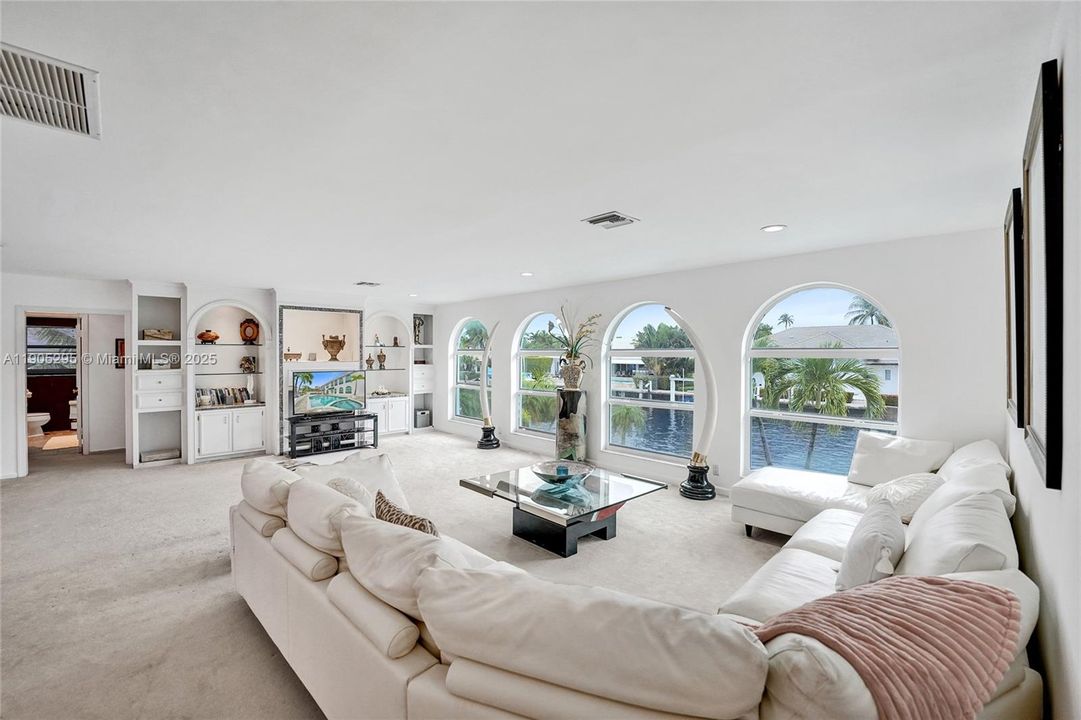 For Rent: $16,500 (5 beds, 3 baths, 5207 Square Feet)