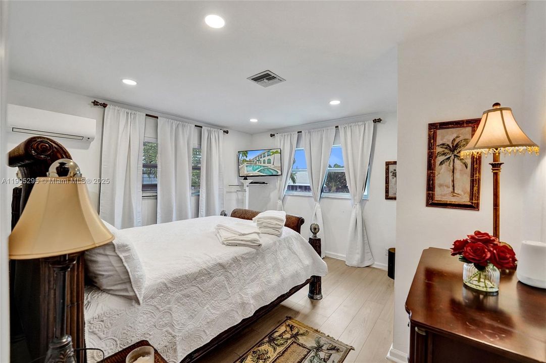 For Rent: $16,500 (5 beds, 3 baths, 5207 Square Feet)