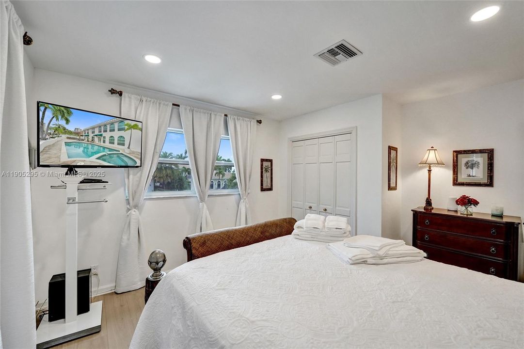 For Rent: $16,500 (5 beds, 3 baths, 5207 Square Feet)