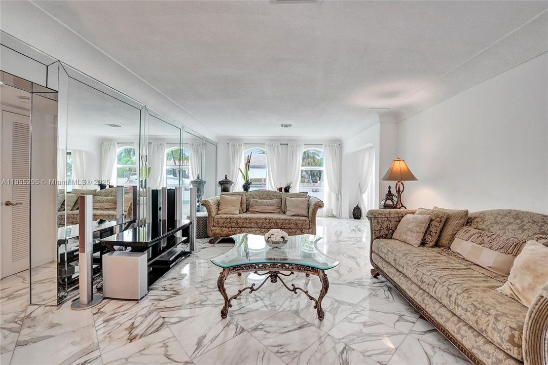 For Rent: $16,500 (5 beds, 3 baths, 5207 Square Feet)