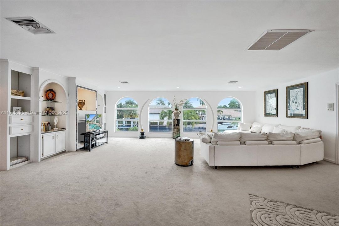 For Rent: $16,500 (5 beds, 3 baths, 5207 Square Feet)