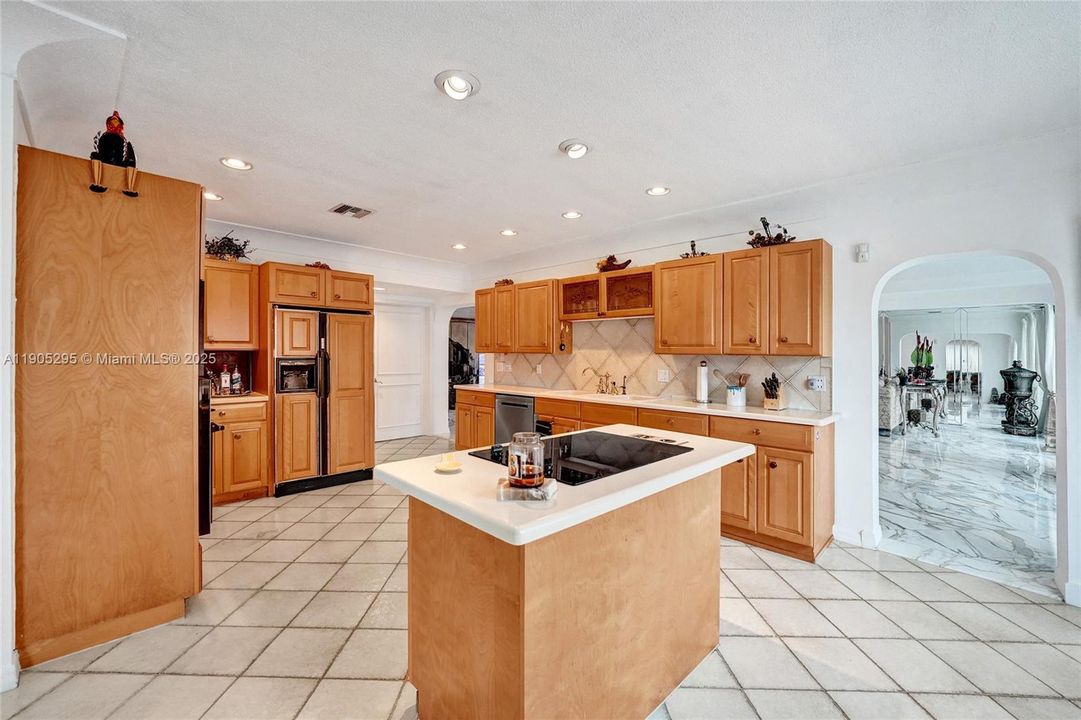 For Rent: $16,500 (5 beds, 3 baths, 5207 Square Feet)