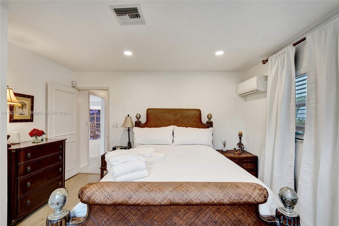 For Rent: $16,500 (5 beds, 3 baths, 5207 Square Feet)