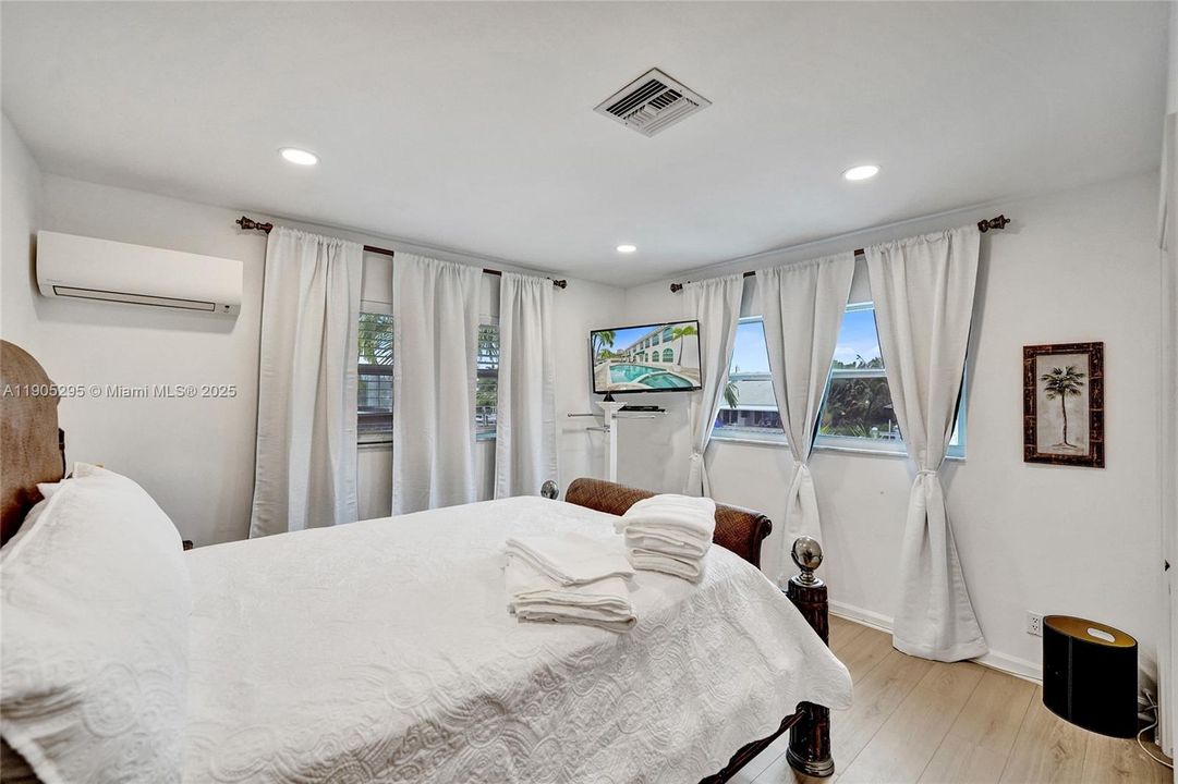 For Rent: $16,500 (5 beds, 3 baths, 5207 Square Feet)