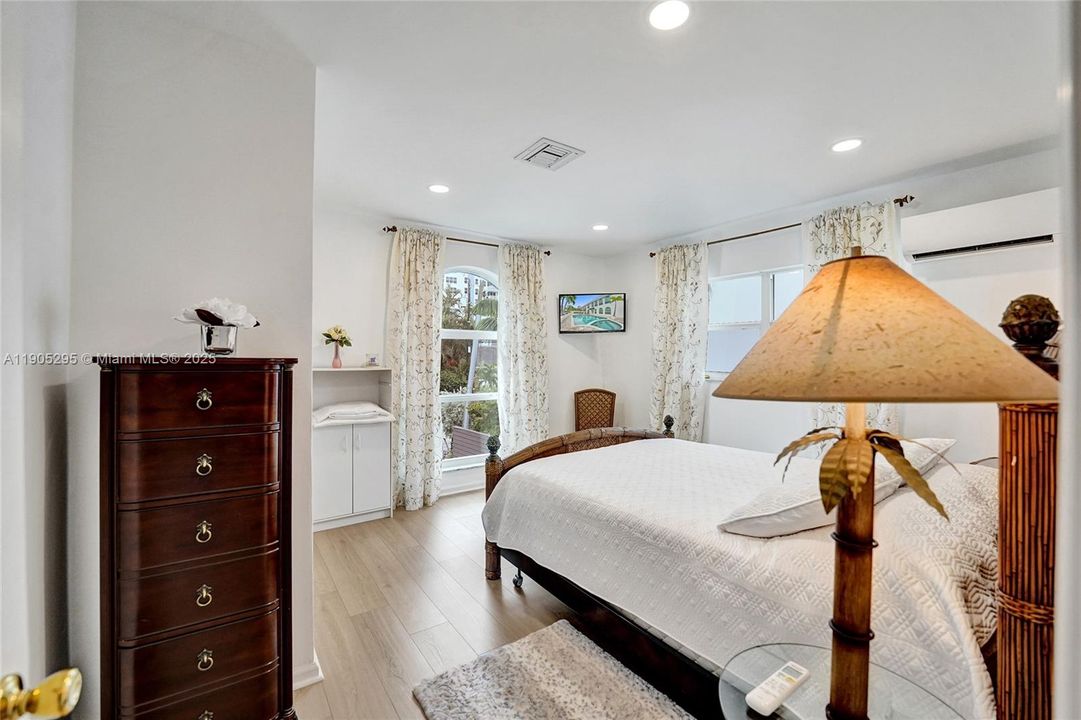 For Rent: $16,500 (5 beds, 3 baths, 5207 Square Feet)