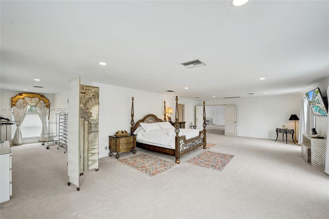 For Rent: $16,500 (5 beds, 3 baths, 5207 Square Feet)