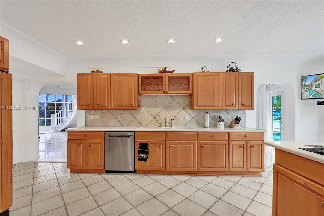 For Rent: $16,500 (5 beds, 3 baths, 5207 Square Feet)