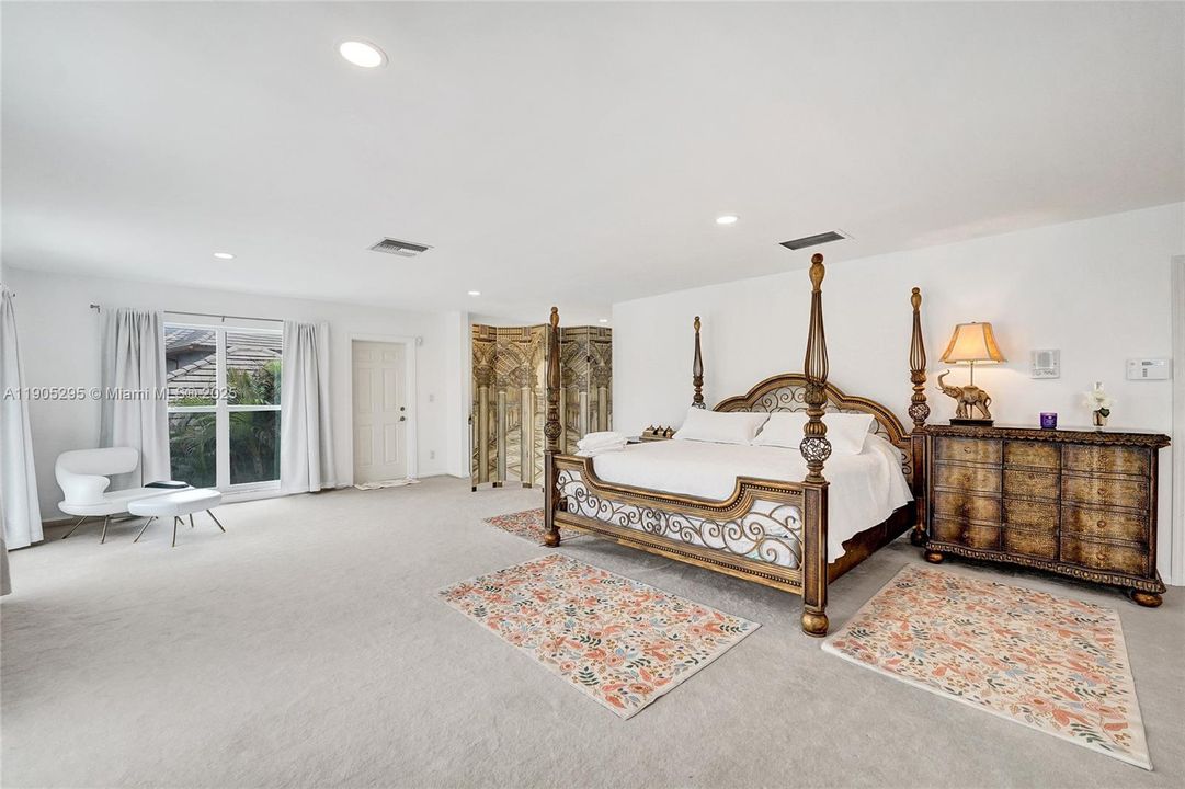 For Rent: $16,500 (5 beds, 3 baths, 5207 Square Feet)