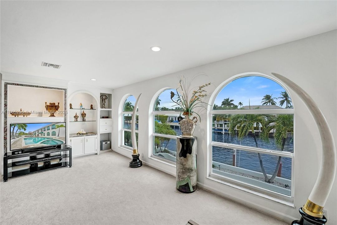 For Rent: $16,500 (5 beds, 3 baths, 5207 Square Feet)